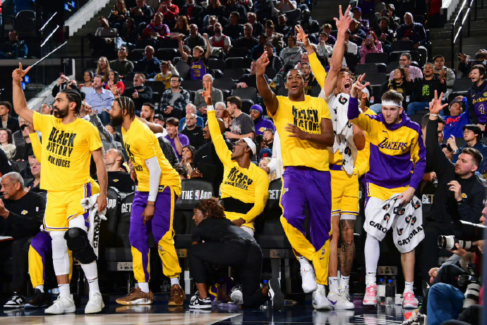 NBA常规赛，快船以97-122惨败于湖人，目前形势堪忧