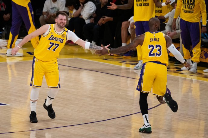 东契奇首秀引爆湖人主场，球票售罄价格翻倍-NBA直播